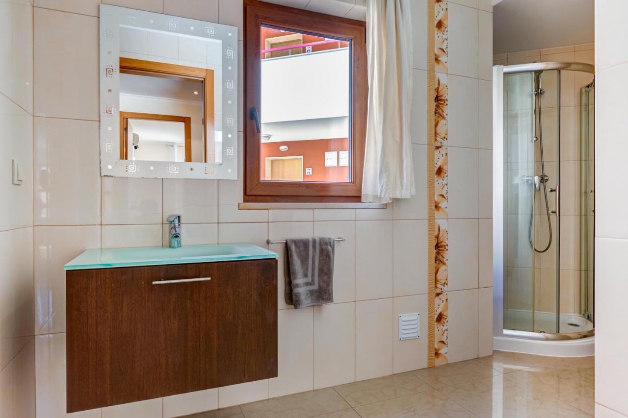 Two Bedroom With Rooftop Pool In Alvor