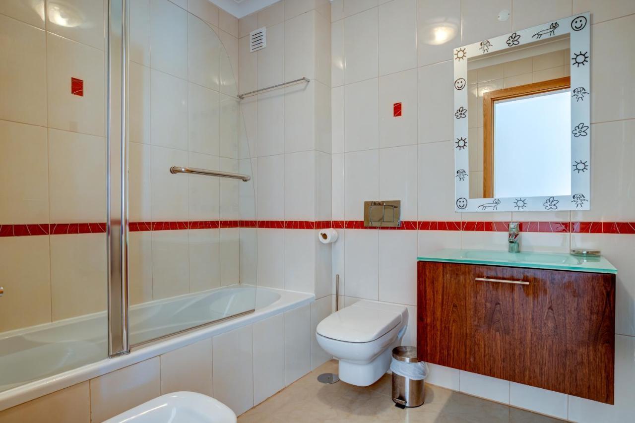 Two Bedroom With Rooftop Pool In Alvor
